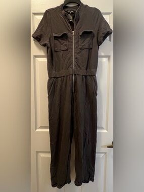 David Lerner Short-Sleeve Zip-Up Gray 100% Cotton Jumpsuit, size Medium.